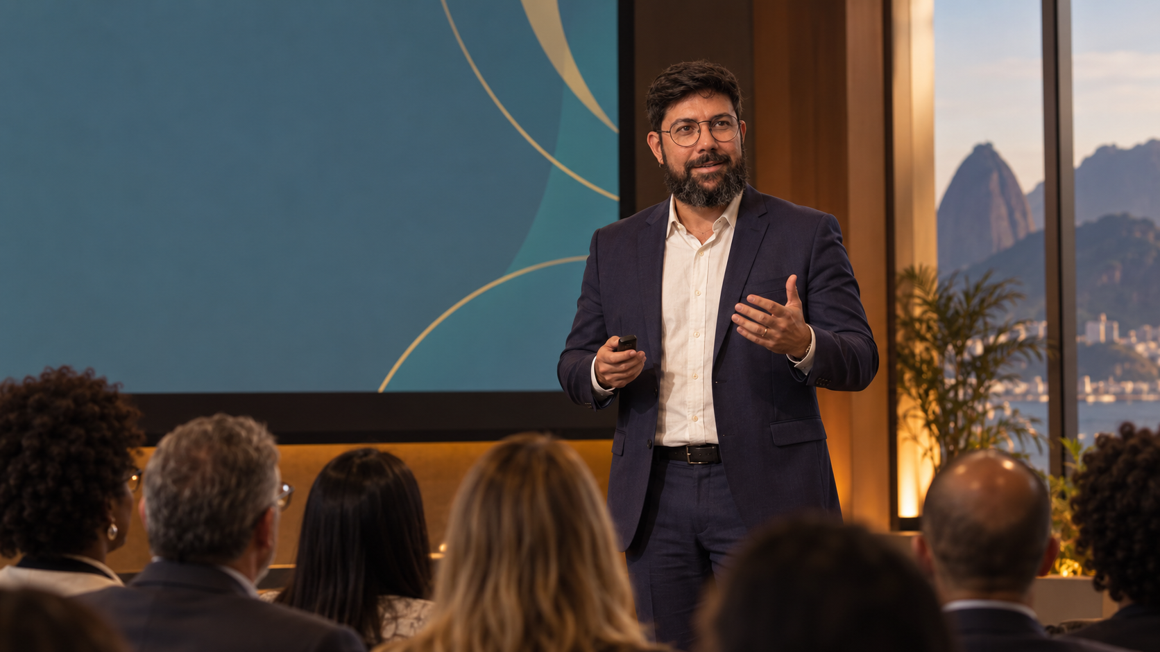 Rodrigo Borges ministrando uma palestra para um público diverso